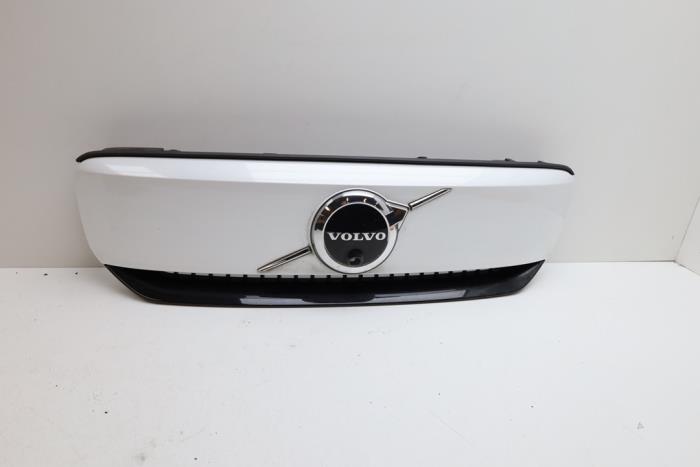 Używane Grill Volvo XC40 (XZ) Single Motor Extended Range 82 kWh Cena € 250,00 Procedura marży oferowane przez Auto Demontage Elferink B.V.