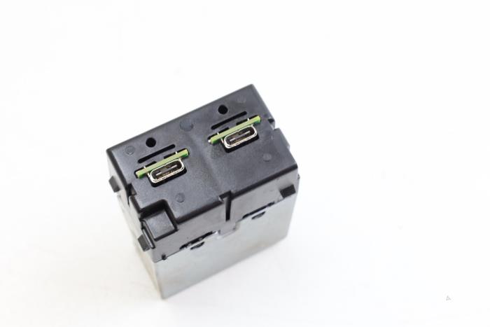 Używane Modul USB Volvo XC40 (XZ) Single Motor Extended Range 82 kWh Cena € 50,00 Procedura marży oferowane przez Auto Demontage Elferink B.V.