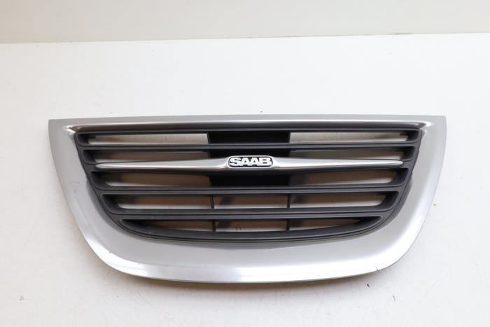 Begagnade Grill Saab 9-3 II (YS3F) 1.9 TiD 16V Pris € 100,00 Marginaltabell erbjuds av Auto Demontage Elferink B.V.
