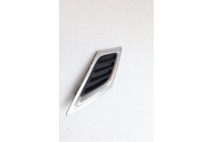 Używane Grill Saab 9-3 II (YS3F) 1.9 TiD 16V Cena € 50,00 Procedura marży oferowane przez Auto Demontage Elferink B.V.