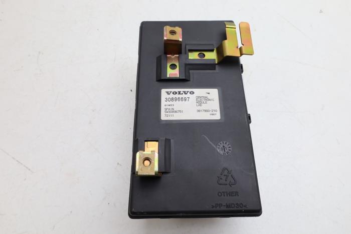 Usados Módulo electrónico central Volvo V40 (VW) 2.0 16V Turbo Precio € 125,00 Norma de margen ofrecido por Auto Demontage Elferink B.V.