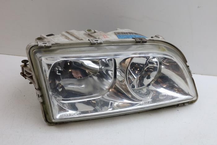 Używane Reflektor prawy Volvo V40 (VW) 2.0 16V T Cena € 50,00 Procedura marży oferowane przez Auto Demontage Elferink B.V.