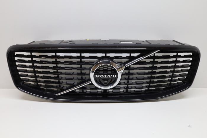 Używane Grill Volvo XC60 II (UZ) 2.0 T8 16V Hybrid Polestar AWD Cena € 150,00 Procedura marży oferowane przez Auto Demontage Elferink B.V.