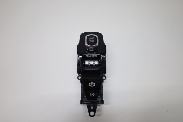 Używane Przelacznik Start/Stop Volvo XC60 II (UZ) 2.0 T8 16V Hybrid Polestar AWD Cena € 50,00 Procedura marży oferowane przez Auto Demontage Elferink B.V.