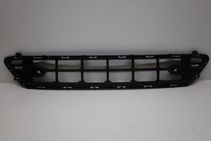 Używane Grill Volvo XC60 II (UZ) 2.0 T8 16V Hybrid Polestar AWD Cena € 100,00 Procedura marży oferowane przez Auto Demontage Elferink B.V.