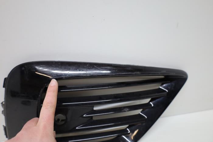 Używane Grill Volvo XC60 II (UZ) 2.0 T8 16V Hybrid Polestar AWD Cena € 45,00 Procedura marży oferowane przez Auto Demontage Elferink B.V.