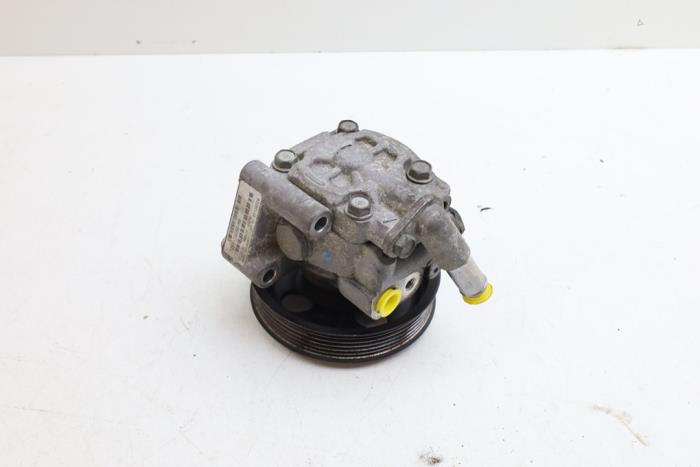 Usagé Pompe de direction Volvo V70 (BW) 2.0 D 16V Prix € 125,00 Règlement à la marge proposé par Auto Demontage Elferink B.V.