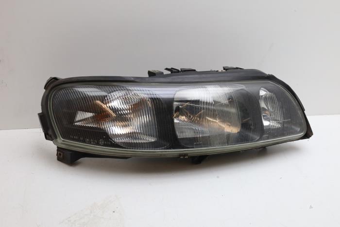 Używane Reflektor prawy Volvo S60 I (RS/HV) 2.4 T 20V AWD Cena € 75,00 Procedura marży oferowane przez Auto Demontage Elferink B.V.