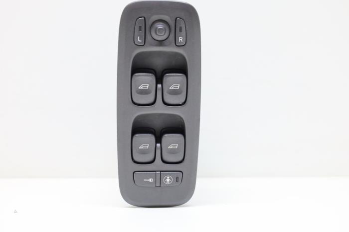Usados Interruptor combinado de ventanillas Volvo XC70 (SZ) XC70 2.4 T 20V Precio € 65,00 Norma de margen ofrecido por Auto Demontage Elferink B.V.