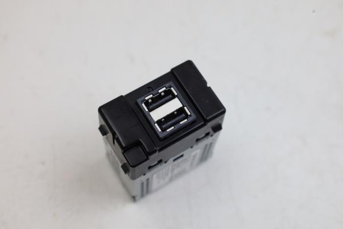 Używane Modul USB Volvo V60 II (ZW) 2.0 T4 16V Cena € 35,00 Procedura marży oferowane przez Auto Demontage Elferink B.V.