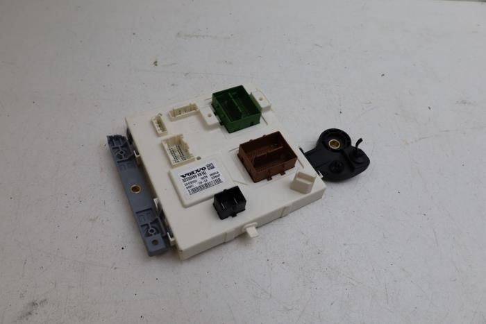 Usados Módulo electrónico central Volvo V60 II (ZW) 2.0 T4 16V Precio € 200,00 Norma de margen ofrecido por Auto Demontage Elferink B.V.