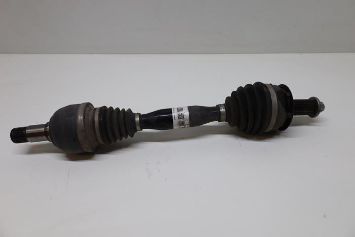 Gebrauchte Antriebswelle links vorne Mercedes CLA (117.3) 1.6 CLA-180 16V Preis € 100,00 Margenregelung angeboten von Auto Demontage Elferink B.V.