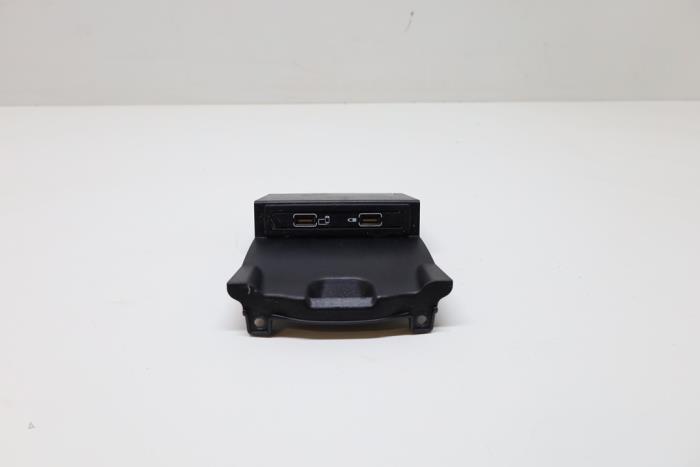 Begagnade USB-modul Mercedes CLA (117.3) 1.6 CLA-180 16V Pris € 45,00 Marginaltabell erbjuds av Auto Demontage Elferink B.V.