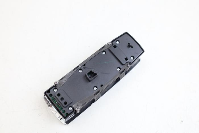 Usados Interruptor de ventanilla eléctrica Mercedes CLA (117.3) 1.6 CLA-180 16V Precio € 40,00 Norma de margen ofrecido por Auto Demontage Elferink B.V.