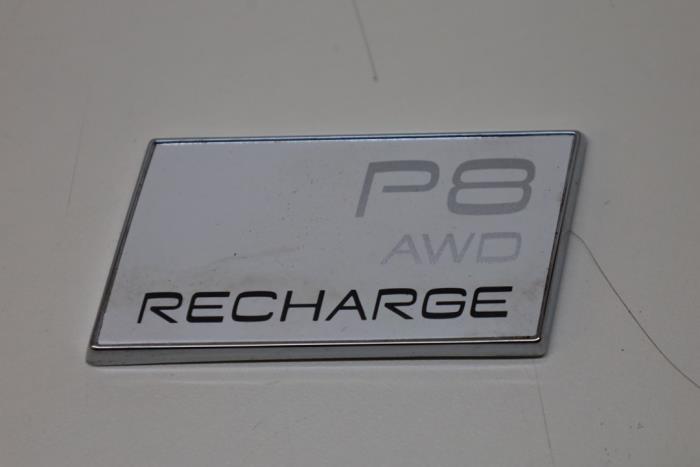 Używane Emblemat Volvo XC40 (XZ) Recharge Twin 78 kWh Cena € 25,00 Procedura marży oferowane przez Auto Demontage Elferink B.V.