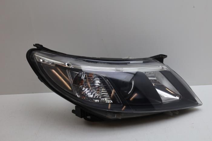 Używane Reflektor prawy Saab 9-3 Sport Estate (YS3F) 1.9 TTiD 16V Cena € 325,00 Procedura marży oferowane przez Auto Demontage Elferink B.V.