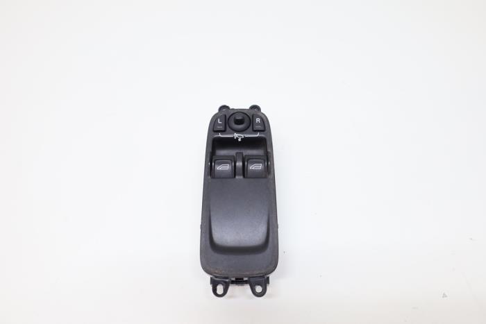 Usados Interruptor de ventanilla eléctrica Volvo C30 (EK/MK) 1.8 16V Precio € 40,00 Norma de margen ofrecido por Auto Demontage Elferink B.V.