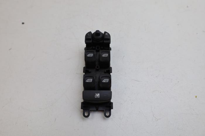 Usados Interruptor de ventanilla eléctrica Volvo V70 (BW) 2.0 D 16V Precio € 35,00 Norma de margen ofrecido por Auto Demontage Elferink B.V.
