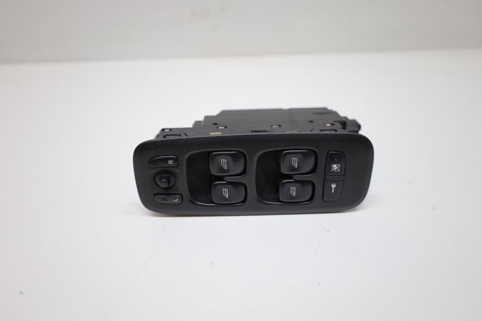 Usados Interruptor de ventanilla eléctrica Volvo V70 (SW) 2.4 D5 20V Precio € 65,00 Norma de margen ofrecido por Auto Demontage Elferink B.V.