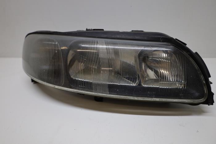 Używane Reflektor prawy Volvo V70 (SW) 2.4 20V 140 Cena € 75,00 Procedura marży oferowane przez Auto Demontage Elferink B.V.