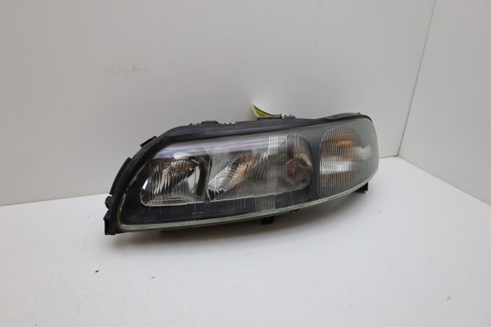 Używane Reflektor lewy Volvo V70 (SW) 2.4 T 20V Cena € 75,00 Procedura marży oferowane przez Auto Demontage Elferink B.V.