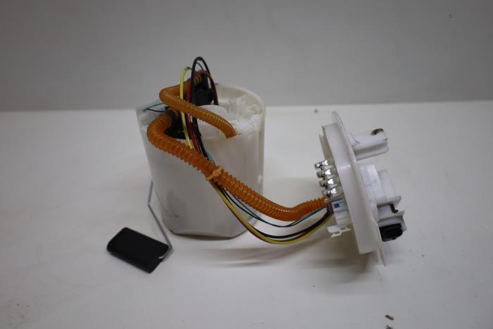 Usagé Pompe à carburant Mercedes B (W247) 1.3 B-180 Turbo 16V Prix € 50,00 Règlement à la marge proposé par Auto Demontage Elferink B.V.