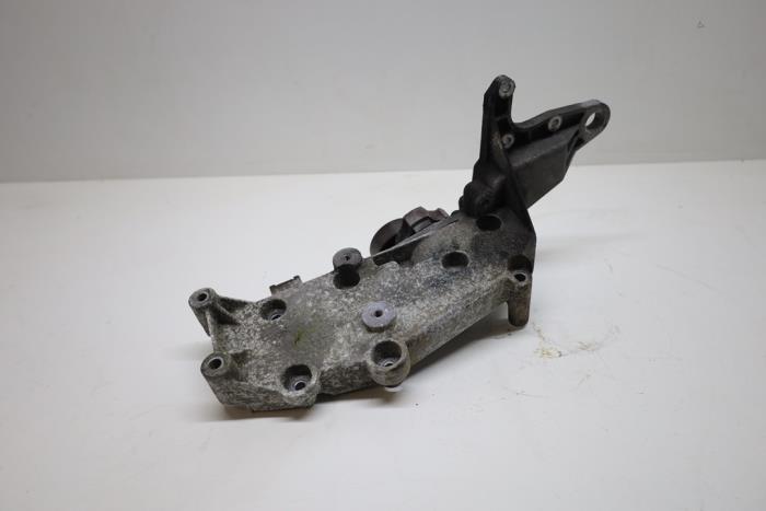 Usagé Support dynamo bas Volvo XC70 (SZ) XC70 2.4 T 20V Prix € 50,00 Règlement à la marge proposé par Auto Demontage Elferink B.V.