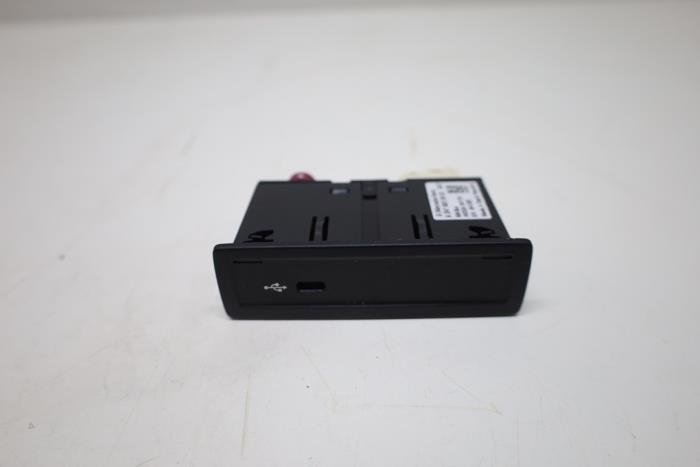 Begagnade USB-modul Mercedes B (W247) 1.3 B-180 Turbo 16V Pris € 30,00 Marginaltabell erbjuds av Auto Demontage Elferink B.V.