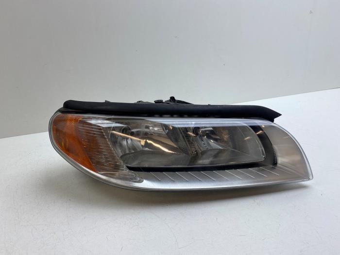 Używane Reflektor prawy Volvo V70 (BW) 2.4 D5 20V Cena € 100,00 Procedura marży oferowane przez Auto Demontage Elferink B.V.