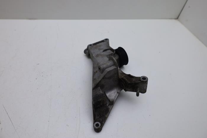 Usagé Support dynamo haut Saab 9-5 (YS3E) 2.0t 16V Prix € 45,00 Règlement à la marge proposé par Auto Demontage Elferink B.V.