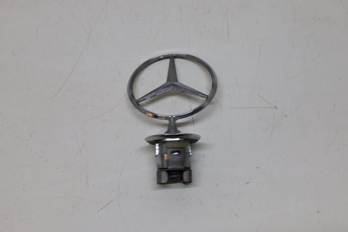 Begagnade Emblem Mercedes C (W204) 1.8 C-200K 16V Pris € 25,00 Marginaltabell erbjuds av Auto Demontage Elferink B.V.