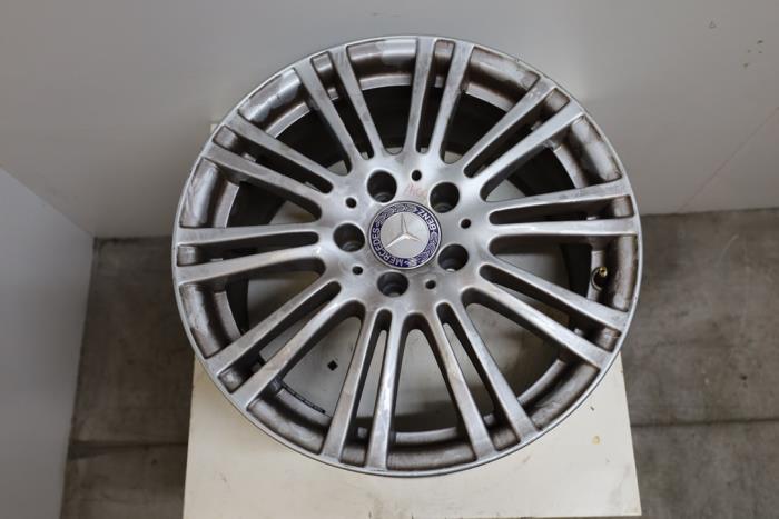 Używane Obrecz Mercedes E (W212) E-350 CGI V6 24V BlueEfficiency Cena € 100,00 Procedura marży oferowane przez Auto Demontage Elferink B.V.