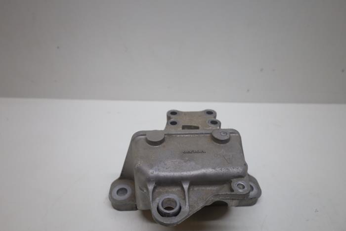 Engine mount from a Volvo XC40 (XZ) 1.5 T5 Plug-in Hybrid 16V 2020