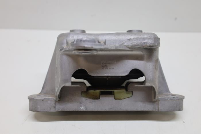 Engine mount from a Volvo XC40 (XZ) 1.5 T5 Plug-in Hybrid 16V 2020