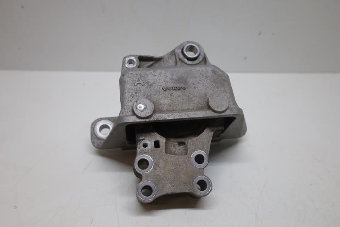 Used Engine mount Volvo XC40 (XZ) 1.5 T5 Plug-in Hybrid 16V Price € 75,00 Margin scheme offered by Auto Demontage Elferink B.V.