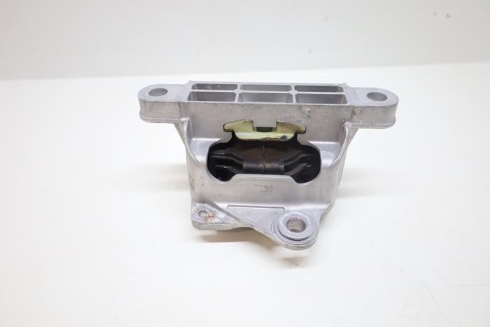 Engine mount from a Volvo XC40 (XZ) 1.5 T5 Plug-in Hybrid 16V 2020