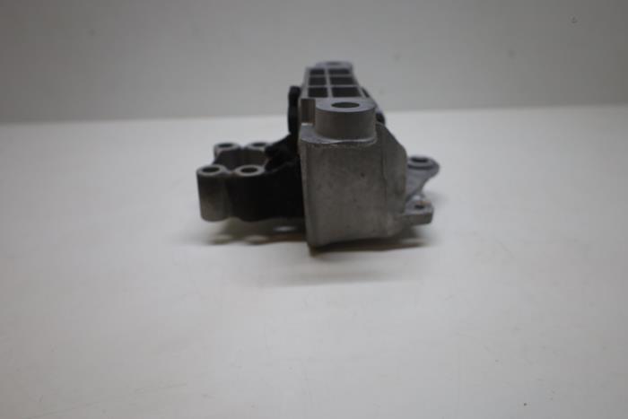 Engine mount from a Volvo XC40 (XZ) 1.5 T5 Plug-in Hybrid 16V 2020