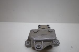 Engine mount from a Volvo XC40 (XZ) 1.5 T5 Plug-in Hybrid 16V 2020