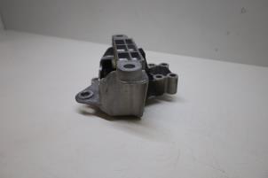 Engine mount from a Volvo XC40 (XZ) 1.5 T5 Plug-in Hybrid 16V 2020