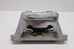 Engine mount from a Volvo XC40 (XZ) 1.5 T5 Plug-in Hybrid 16V 2020