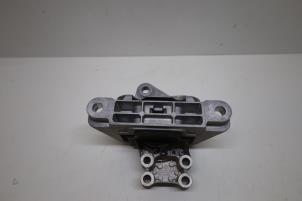 Engine mount from a Volvo XC40 (XZ) 1.5 T5 Plug-in Hybrid 16V 2020