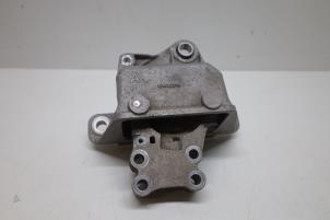 Engine mount from a Volvo XC40 (XZ) 1.5 T5 Plug-in Hybrid 16V 2020
