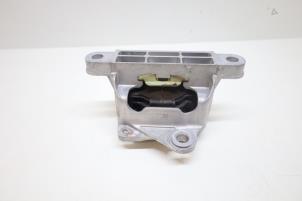 Engine mount from a Volvo XC40 (XZ) 1.5 T5 Plug-in Hybrid 16V 2020