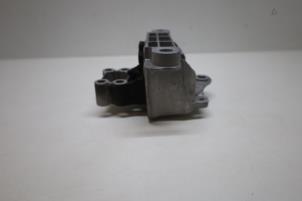 Engine mount from a Volvo XC40 (XZ) 1.5 T5 Plug-in Hybrid 16V 2020