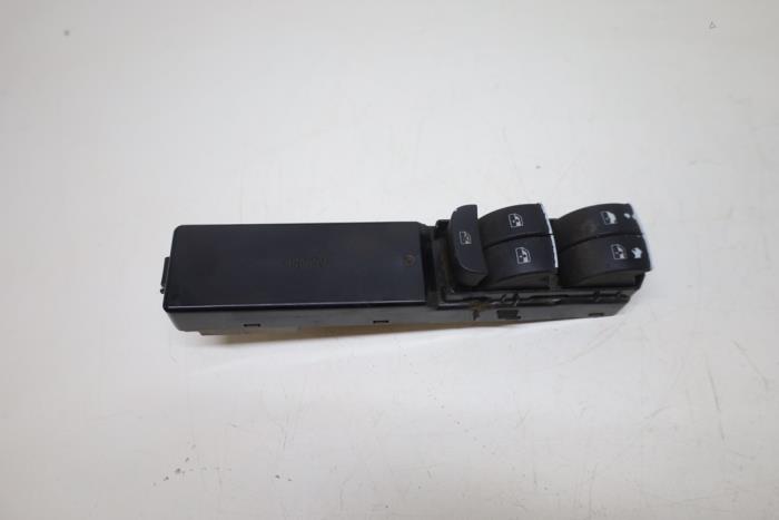 Usados Interruptor de ventanilla eléctrica Saab 9-3 II Sport Sedan (YS3F) 1.9 TiD Precio € 40,00 Norma de margen ofrecido por Auto Demontage Elferink B.V.