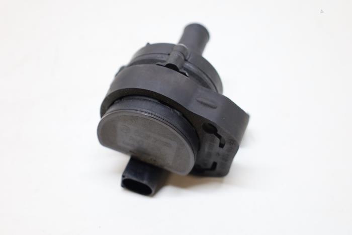 Gebrauchte Wasserpumpe Mercedes C (W204) 1.8 C-200 CGI 16V Preis € 60,00 Margenregelung angeboten von Auto Demontage Elferink B.V.