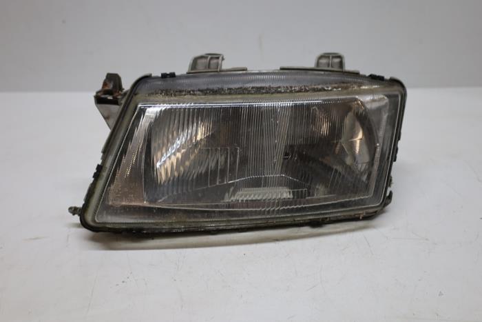Używane Reflektor lewy Saab 9-3 I (YS3D) 2.0,S 16V Cena € 40,00 Procedura marży oferowane przez Auto Demontage Elferink B.V.
