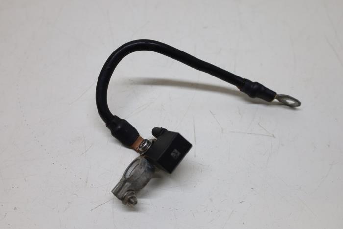 Używane Biegun akumulator Mercedes C (W204) 1.8 C-200 CGI 16V Cena € 25,00 Procedura marży oferowane przez Auto Demontage Elferink B.V.