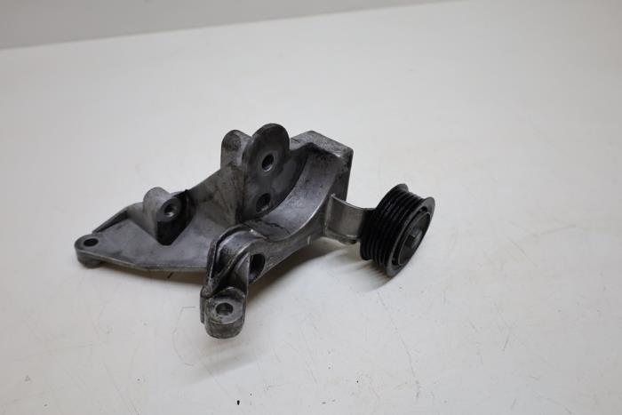 Usagé Support dynamo haut Saab 9-3 I (YS3D) 2.0t 16V Ecopower Prix € 40,00 Règlement à la marge proposé par Auto Demontage Elferink B.V.