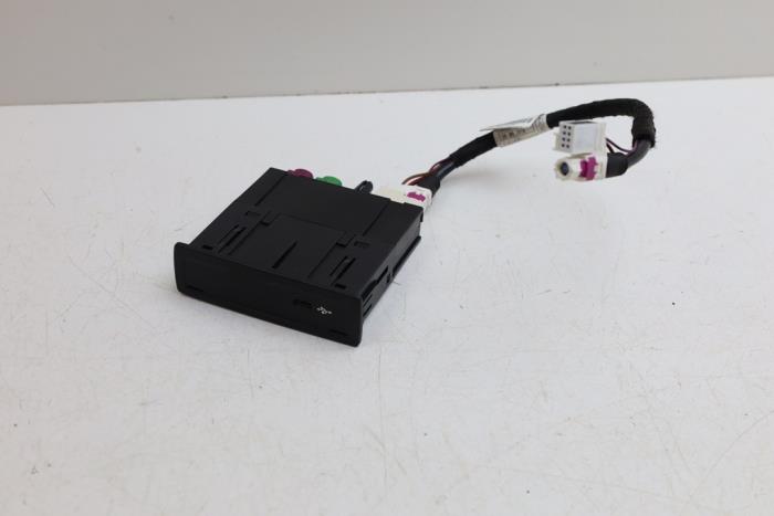 Używane Modul USB Mercedes GLE (V167) 350de 2.0 Turbo 16V 4-Matic Cena € 75,00 Procedura marży oferowane przez Auto Demontage Elferink B.V.